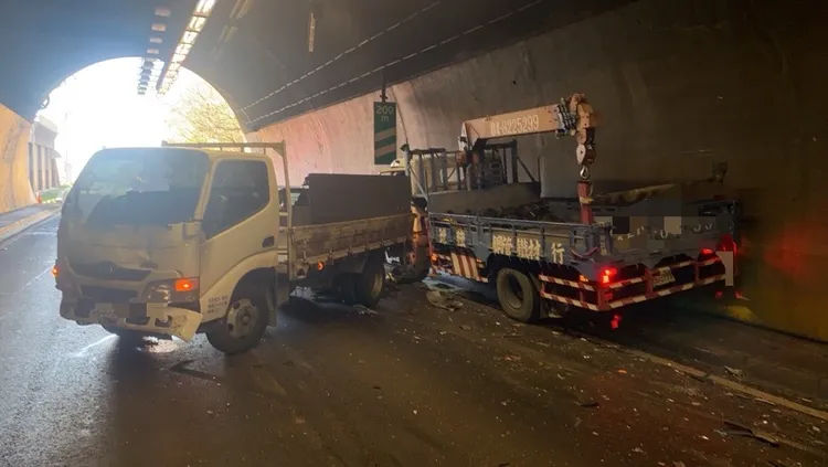 1輛肇事貨車未注意前方狀態，追撞前面小貨車。翻攝畫面