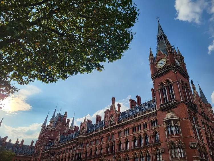 人潮絡繹不絕的倫敦聖潘克拉斯車站是英國鋼琴家卡瓦納1月與中共內宣團隊爆發爭執的「鋼琴門」事發地點。中央社