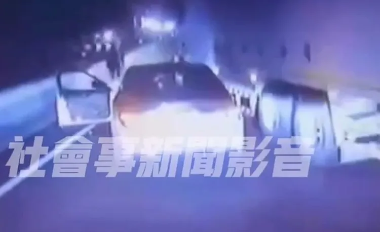 謝男被其中一輛大貨車攔下，還下車與對方理論。翻攝社會事新聞影音