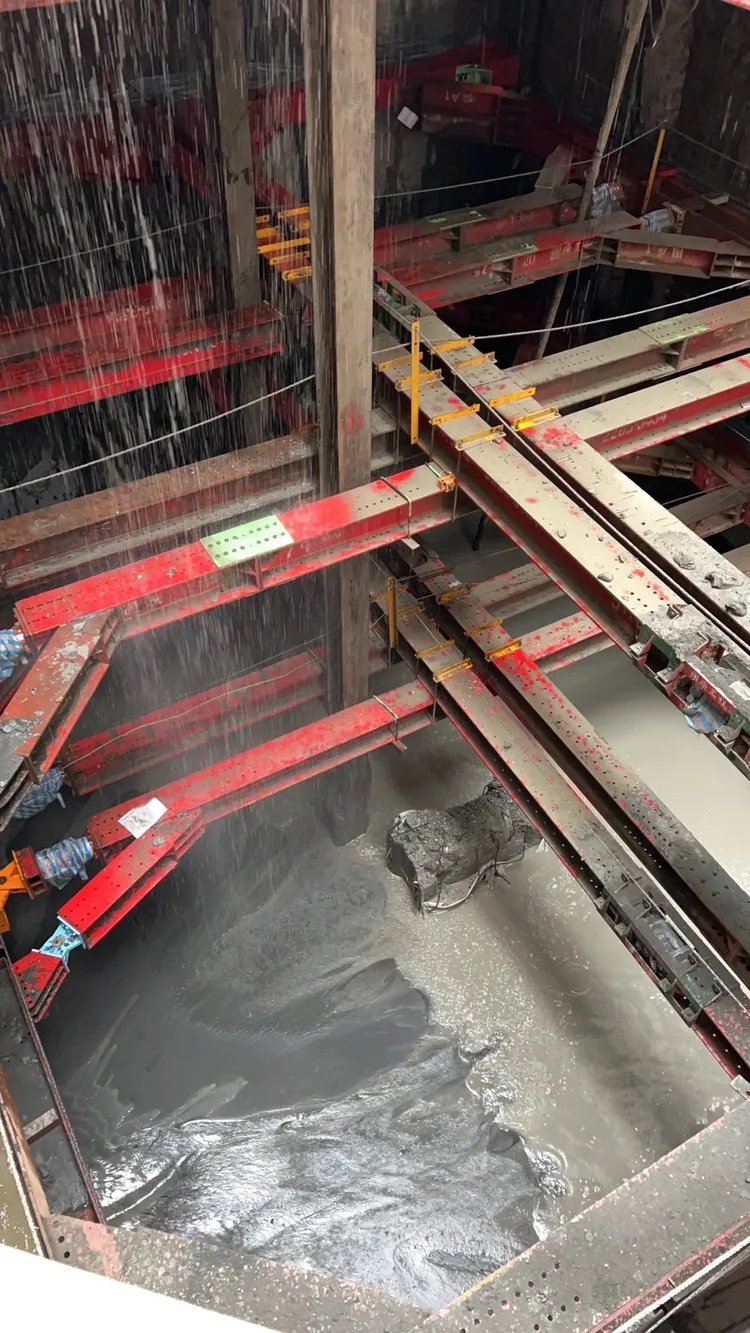 三重建案開挖地下室造成連續壁破損湧水，導致鄰近房屋傾斜。工務局提供