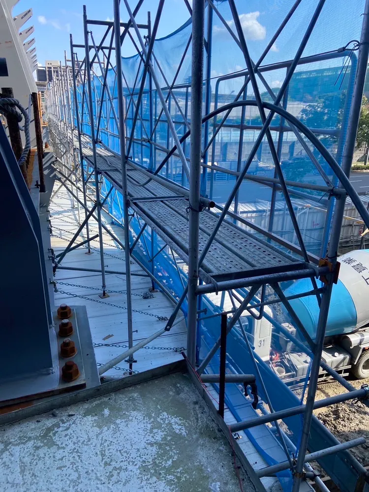 竊賊攀爬的鷹架。翻攝畫面