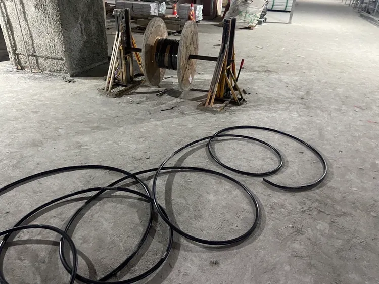 警方從現場電纜線拉曳方向研判竊賊路徑。翻攝畫面