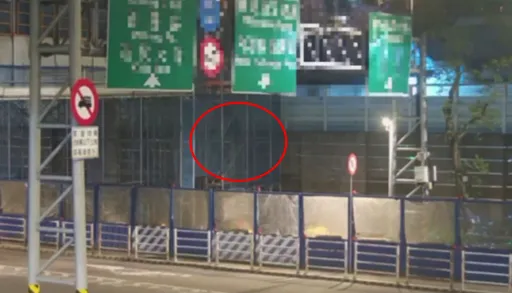 飛賊爬3層樓鷹架偷電纜 以為躲過監視器卻被這東西出賣了