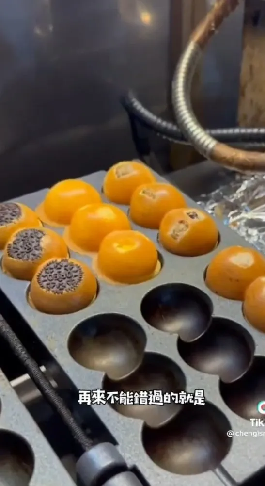 銅板點心甜點雞蛋仔串串：經典原味 / 蜂蜜晶球 / 蜂蜜麻糬黑糖ＱＱ / 巧達起士 / 奧利奧餅乾。TikTok@chengisme178 提供