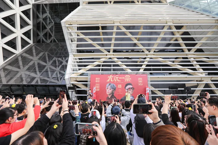 蕭秉治與鼓鼓簽票會吸引爆滿歌迷。相信音樂提供