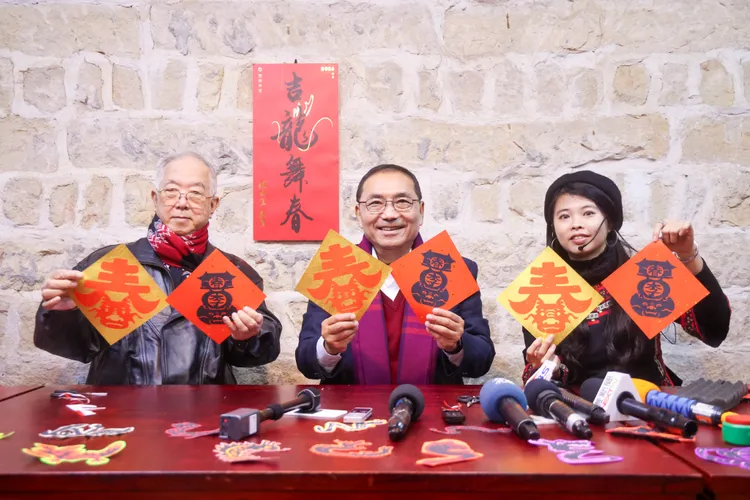 侯友宜親手剪出由鐘老師（右）設計的創意窗花，也不禁回憶起兒時過年的點滴片段。新北市府提供