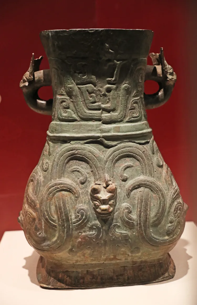 遼寧省博物館展出的「西周 龍紋方壺」。新華社