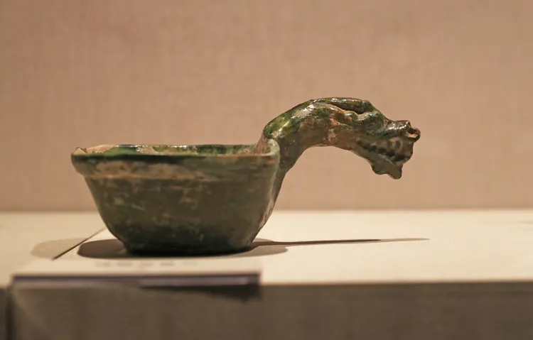 遼寧省博物館展出的綠釉龍首勺。新華社