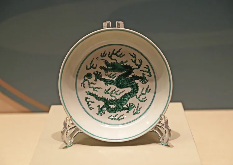 遼寧省博物館展出的綠龍盤。新華社