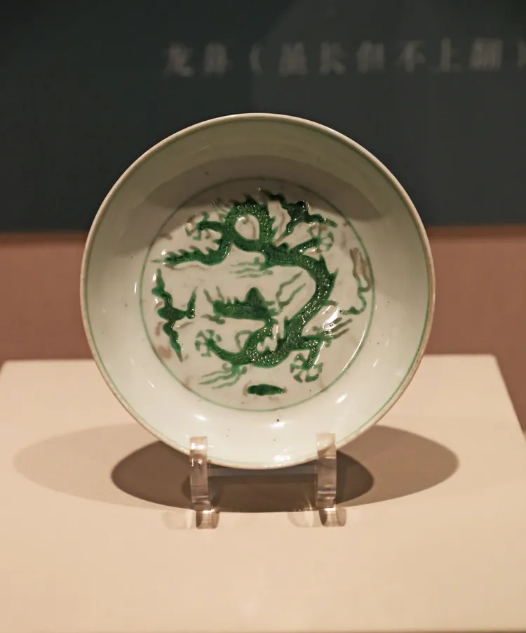 遼寧省博物館展出的雕填綠彩龍紋盤。新華社