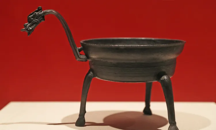 遼寧省博物館展出的龍首銅鐎斗。新華社