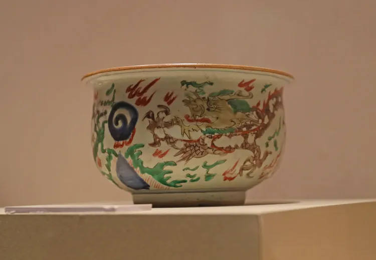 遼寧省博物館展出的五彩二龍戲珠紋香爐。新華社