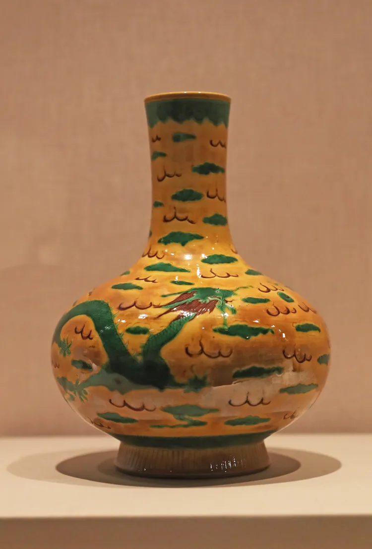 遼寧省博物館展出的黃地素三彩雲龍紋樽。新華社