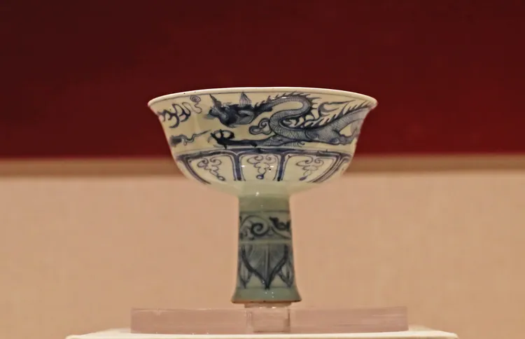 遼寧省博物館展出的「元 青花雲龍紋高足杯」。新華社