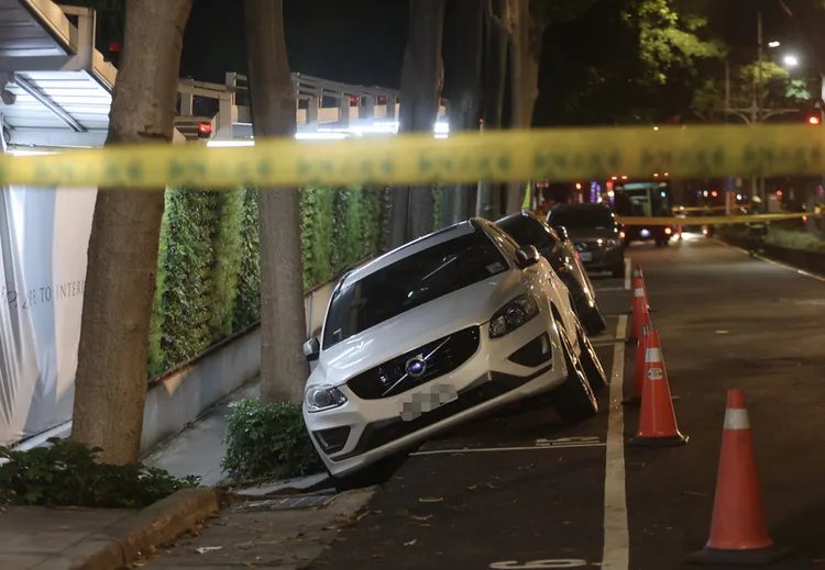 
台北市松山區慶城街與興安街口一處新建工地基地23日晚間驚傳塌陷，警消獲報隨即到場拉起封鎖線。北市府表示，事故共影響周邊4台車輛傾斜、無人受傷。中央社