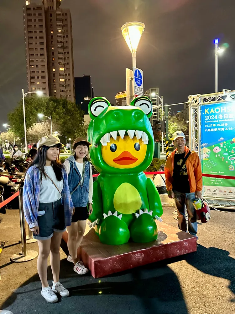 民眾與元宵節驚喜採蛋放大版小鴨恐龍提燈開心合影。觀光局提供