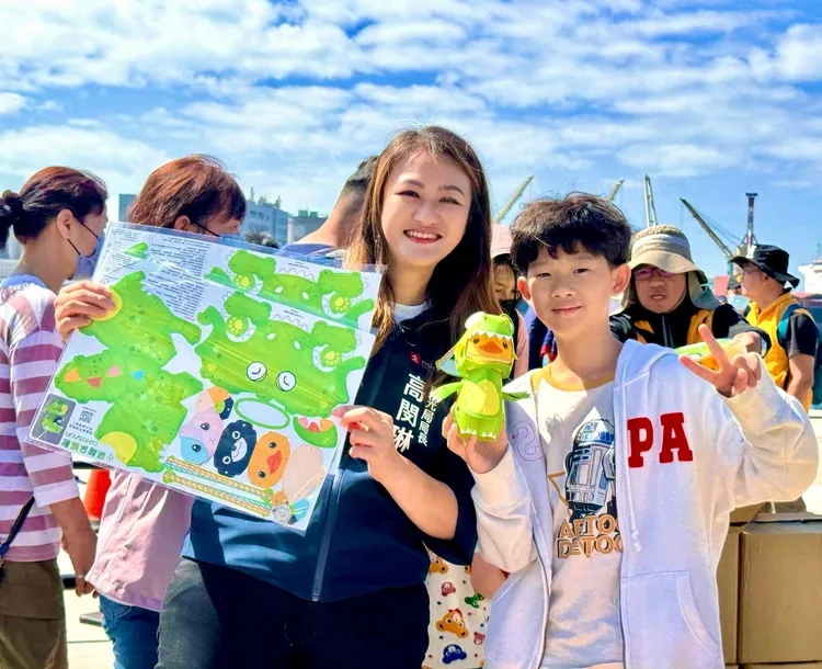 觀光局高閔琳局長親發呆腦獸小提燈給民眾。觀光局提供