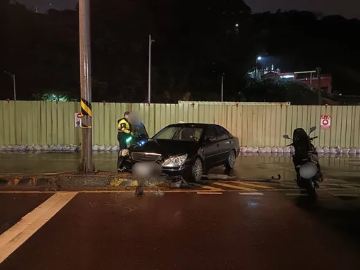 小年夜驚傳死亡車禍!基隆8旬翁開車「閃狗」撞分隔島 同車婦人傷重不治