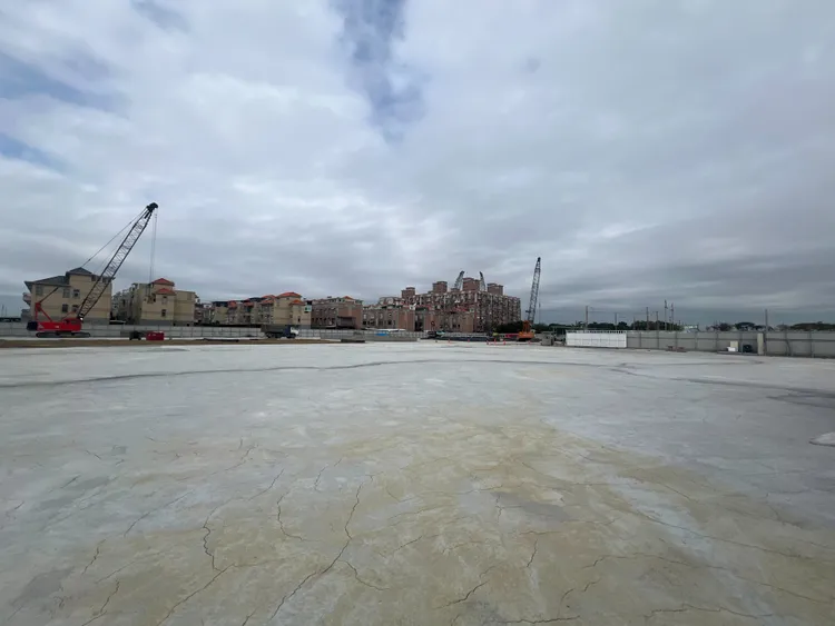 建案基地高達5000餘坪，將規劃818戶造鎮，每坪開價35萬元起。葉家銘攝