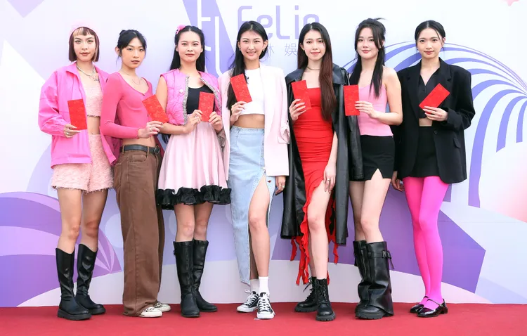 伊林新生代女模利亞倫（左起）、李芷葳、吳沂恩、邱怡蕙、呂亞璇、林玟萱、蕭珮瑩。伊林娛樂提供