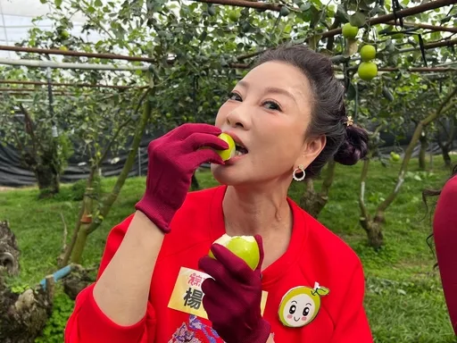 楊繡惠開心吃蜜棗。民視提供