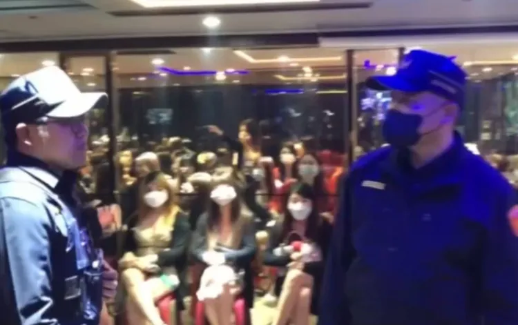 警方臨檢，酒店妹排排坐著等待。翻攝畫面