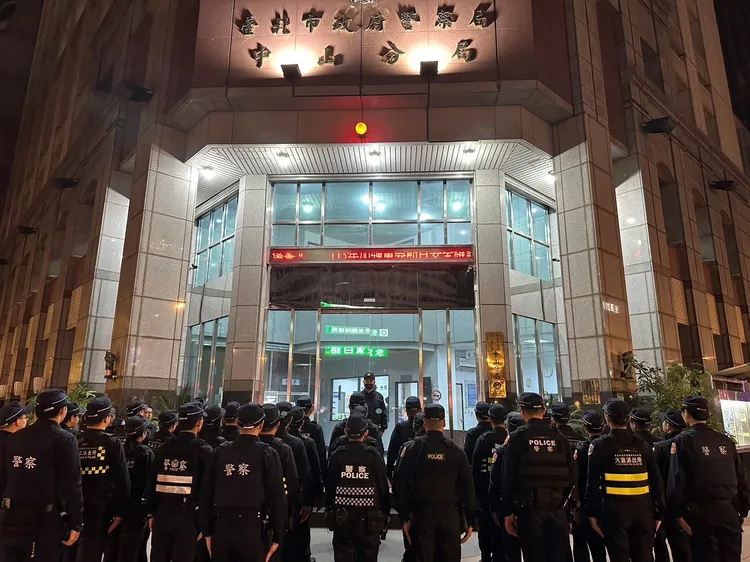 中山分局動員分局、派出所警力臨檢。翻攝畫面