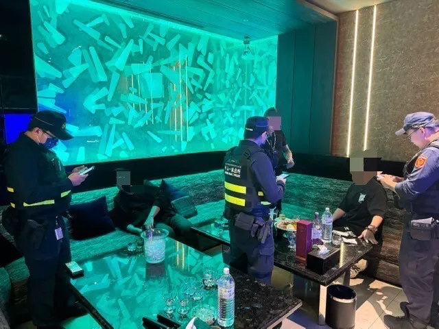 警方臨檢酒店。翻攝畫面