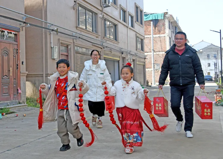 浙江一對夫婦今天帶孩子回娘家。新華社