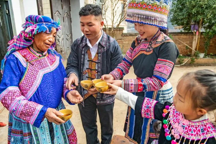 雲南一對夫婦今天帶孩子回娘家。新華社