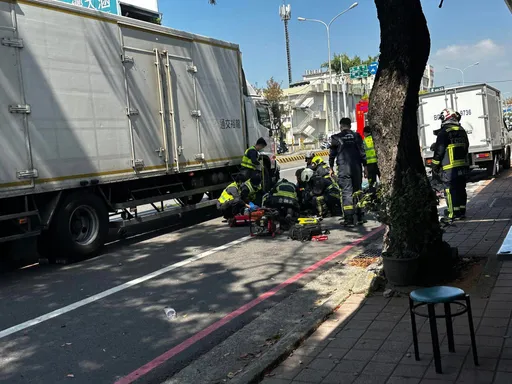 台中機車遭同向大貨車撞擊　男騎士卡車底送醫不治