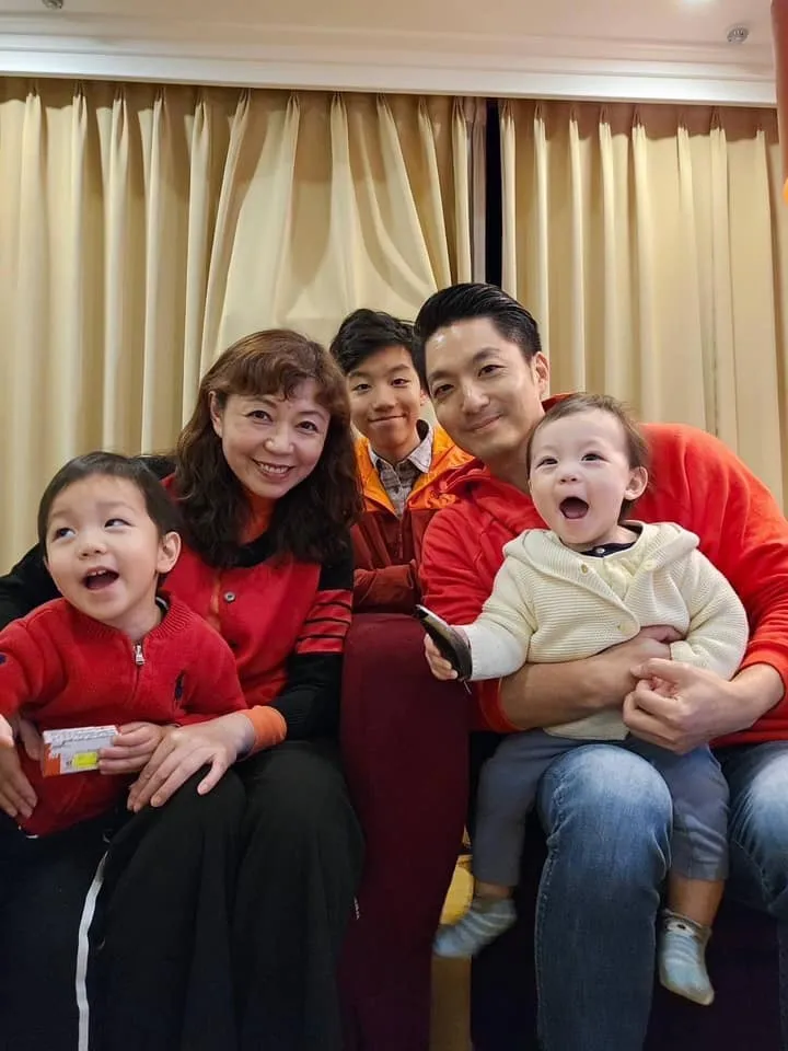 蔣萬安貼出全家福合照的漏網鏡頭，三寶表情更可愛。圖取自蔣萬安臉書