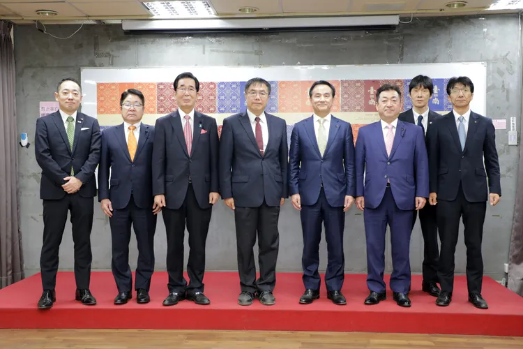 日本山口縣村岡嗣政知事代表日本13個城市訪問團致謝。市府提供