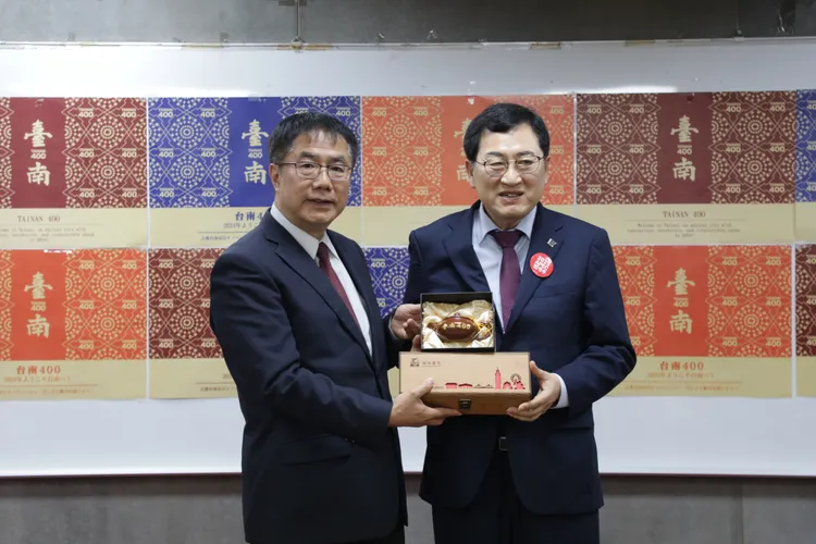 韓國慶州市朱洛榮市長盛讚台灣燈會是未來技術與傳統藝術相結合的燈光盛宴。市府提供