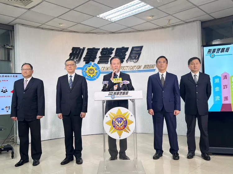 刑事局長周幼偉（中）今天下午視察掃蕩詐團斷「投」專案成果。刑事局提供