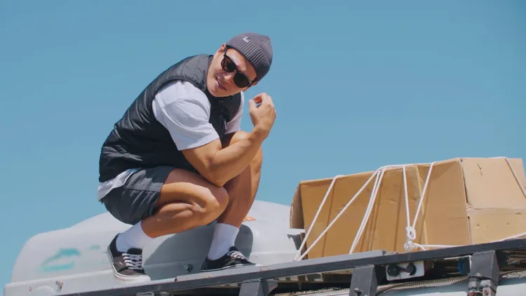 金鍾國旅途中不時與自己的肌肉對話。中天綜合台提供