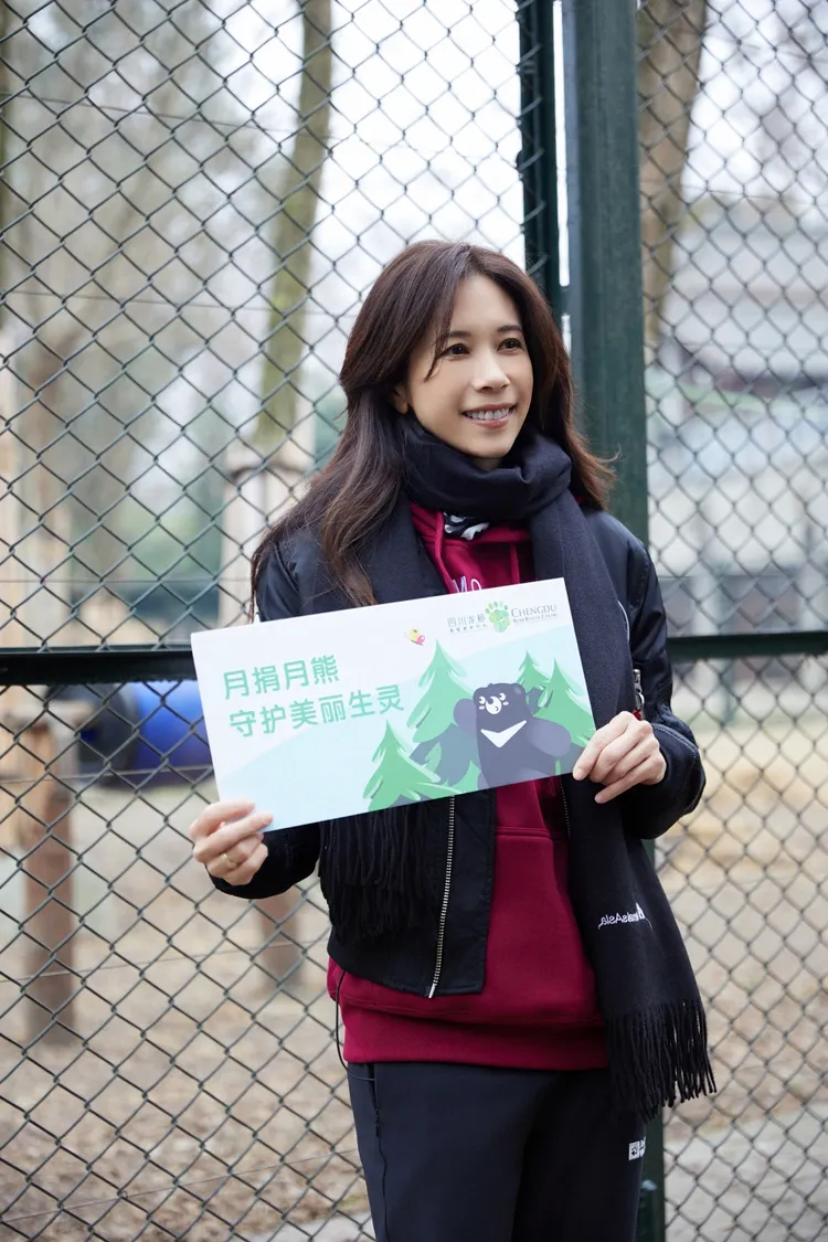 莫文蔚再度認養亞洲黑熊。莫貓寶貝工作室提供