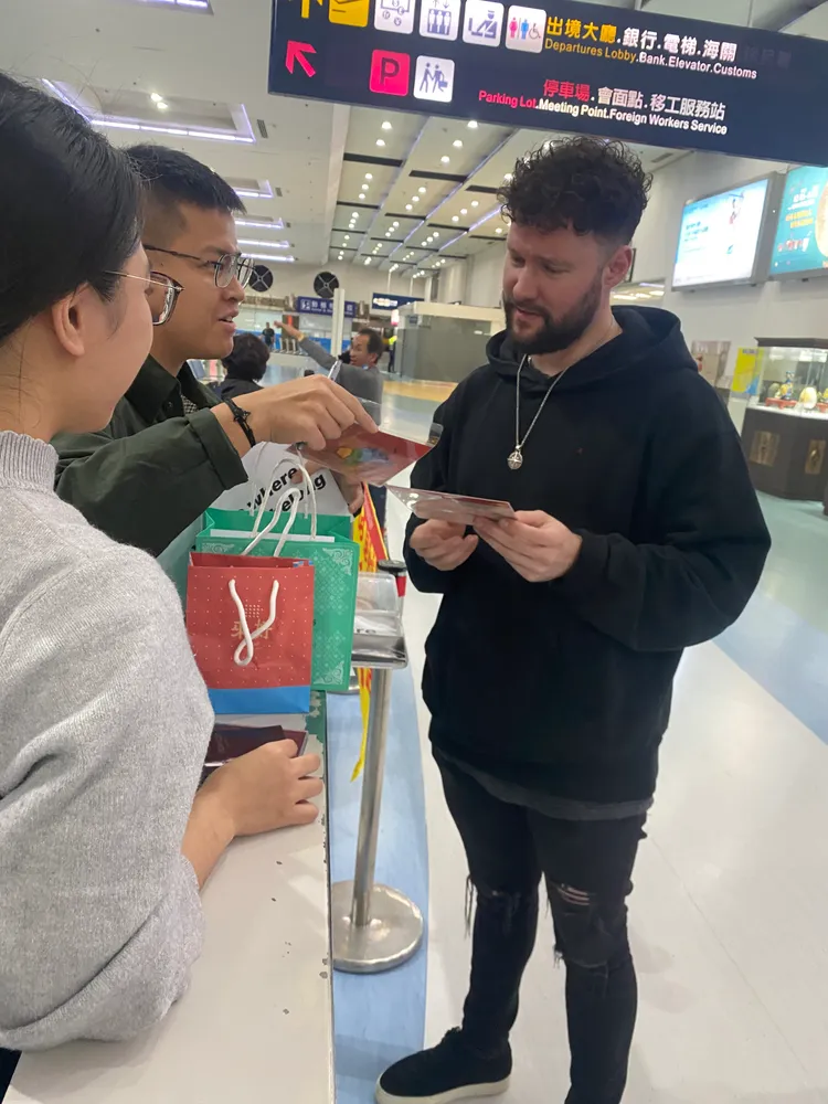 卡倫史考特跟紅髮艾德一起抵台，跟接機粉絲聊天。讀者提供