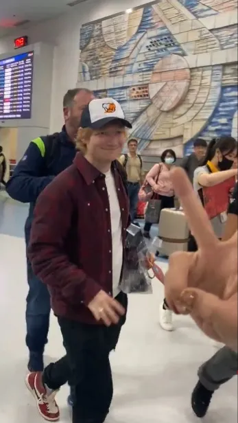 紅髮艾德看到粉絲的鏡頭，臉上掛滿笑容揮手致意。讀者提供