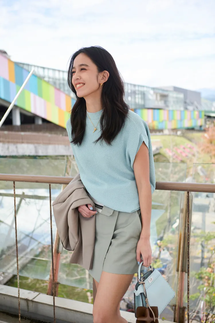 陳庭妮久違換上純黑髮色。品牌提供