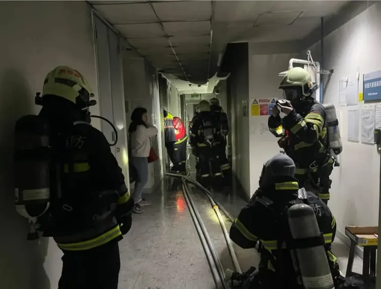 台灣大學化學系積學館一間實驗室今日清晨5時33分發生火警，6時6分完全撲滅。讀者提供