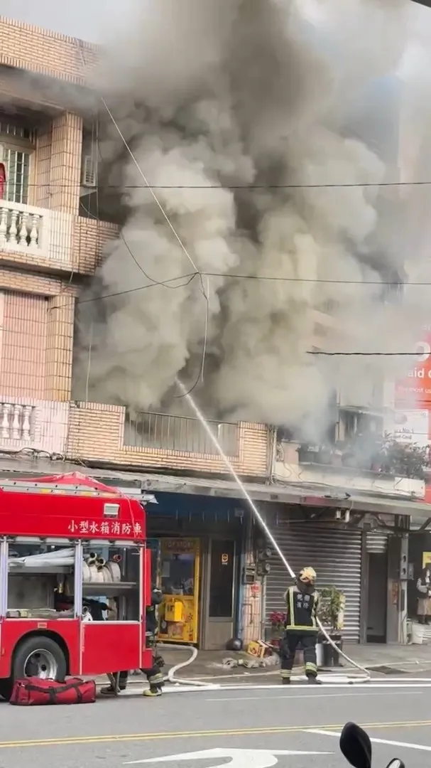 警消灌救。桃園市消防局提供