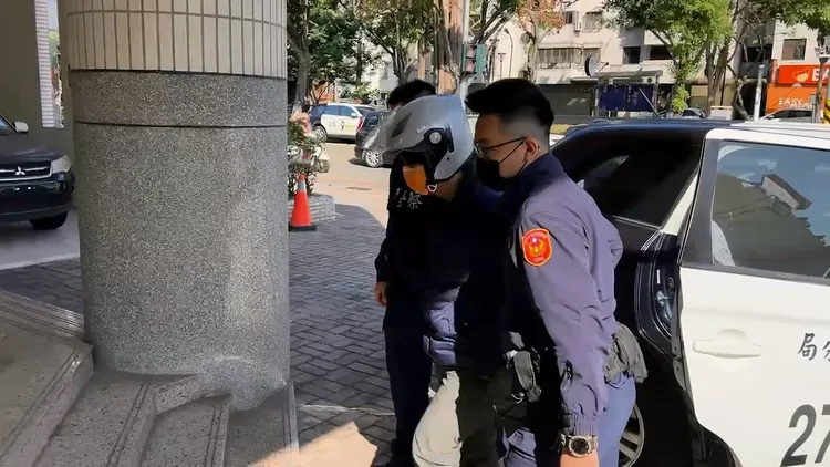 砍傷鄰居的黃男被警方逮捕。民眾提供