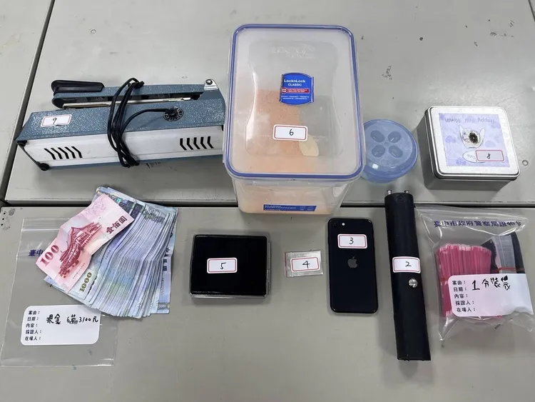 警方起出電擊棒、毒品等證物。警方提供