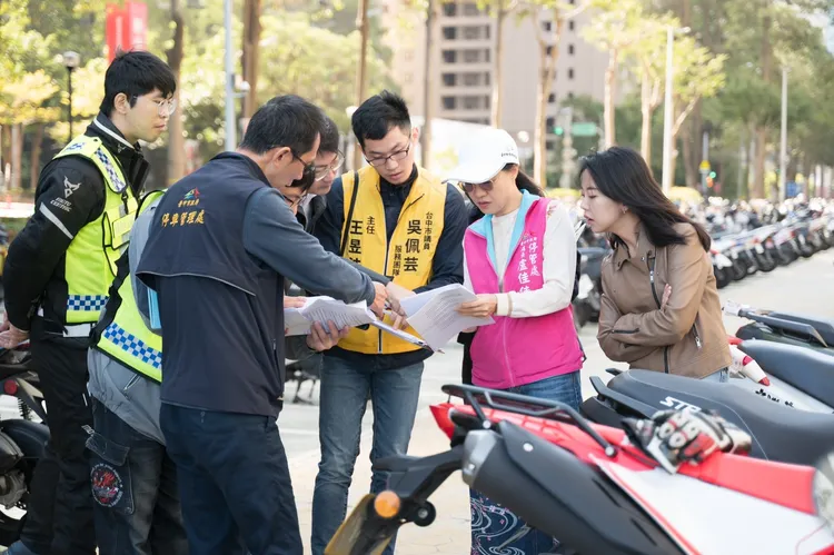 吳佩芸（右一）長期關注機車族權益。吳佩芸服務處提供