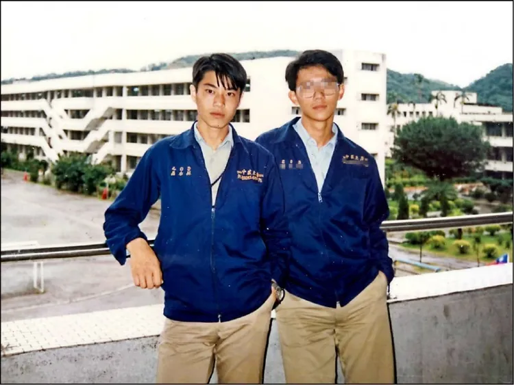 林右昌(左)年輕時外型帥氣，被譽為「基隆三浦春馬」。翻攝臉書貓與邪佞的手指