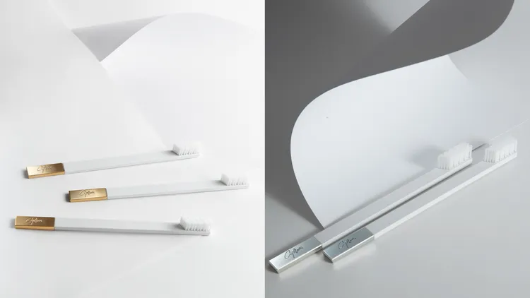 APRIORI牙刷一般白x金、白x銀，各380元。品牌提供