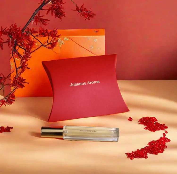 Julianne Aroma龍光好運款花香調橙花 10ml／900元、龍光豐盛款木質調沉香 10ml／1800元。品牌提供