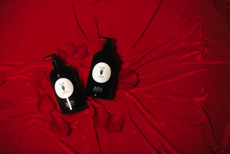 L’Objet Rose Noire茶韻玫瑰潔膚露 500ml／2400元、Rose Noire茶韻玫瑰潤膚乳500ml／2700元。品牌提供