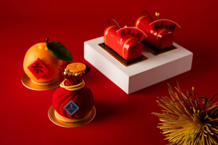 《SS Pâtisserie夏・精品甜點》春節造型甜點，以寓意吉祥的仿真橘子，象徵財富的福袋造型，增添年節氣氛。業者提供